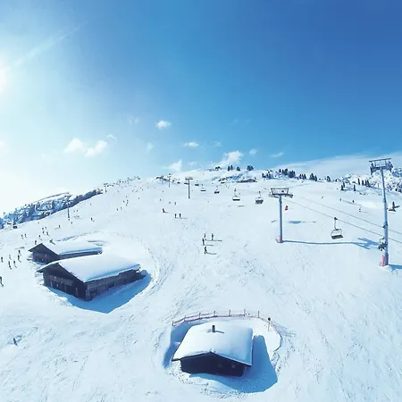 Cozy In Near Lift *
